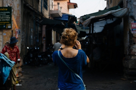 Anna photographing a street of Phnom Penh - Travel to Cambodia